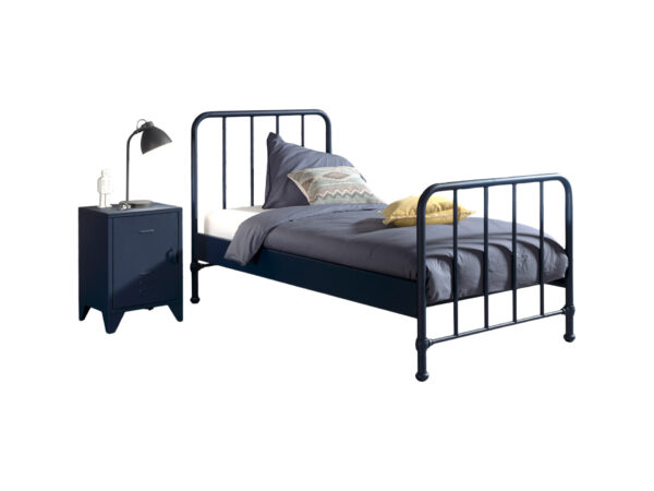 Deze BRONXX-combinatie bestaat uit het blauwe bed (90x200cm) en het bijhorende blauwe nachtkastje. foto 1