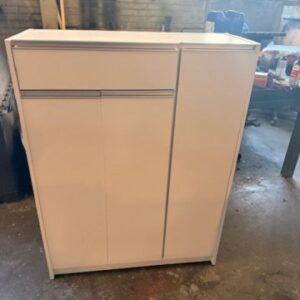 OUTLET!  Kast met 3 deuren en een lade