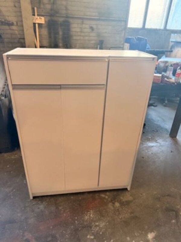 OUTLET!  Kast met 3 deuren en een lade foto 1